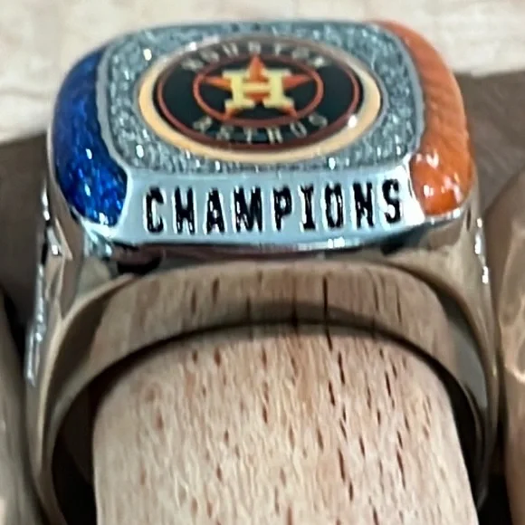 Houston Astros Commemorative 2017 World Series Champions Ring - Picture 5 of 11